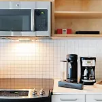 2Br New Hollywood Opulent Oasis Et