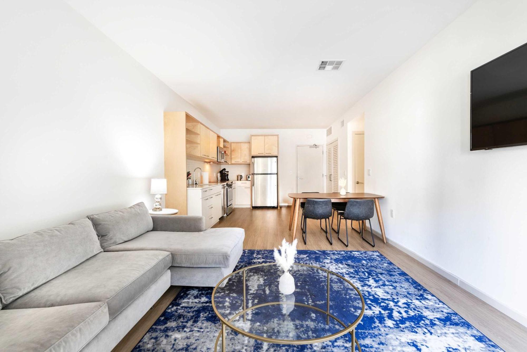 Apartment 2br New Hollywood Opulent Oasis Et