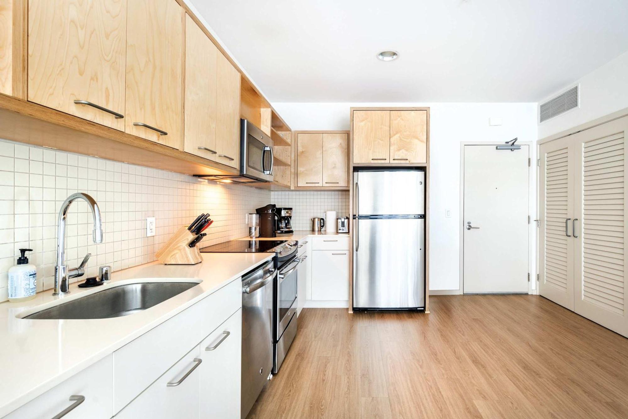 2br New Hollywood Opulent Oasis Et Apartment