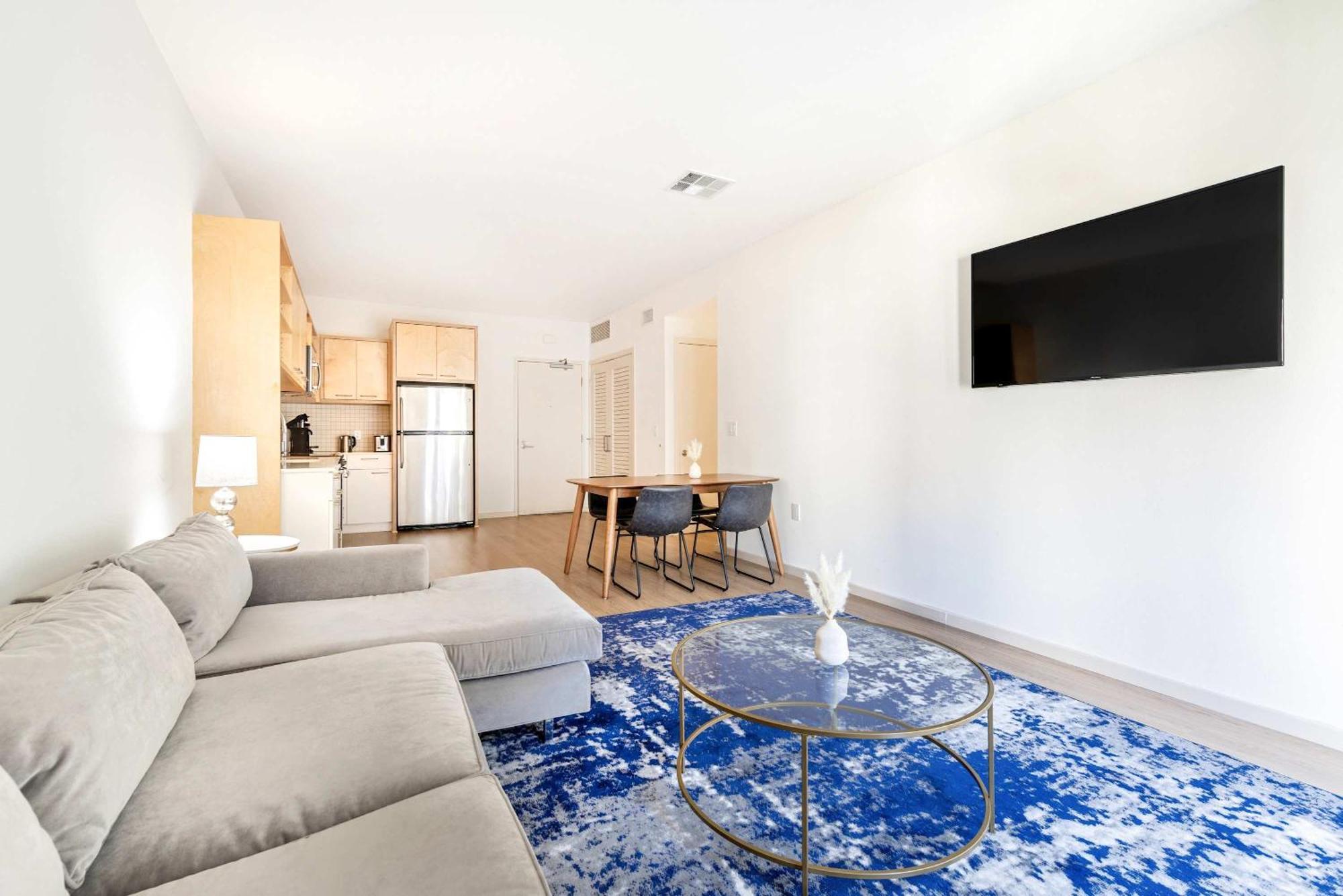2br New Hollywood Opulent Oasis Et Apartment